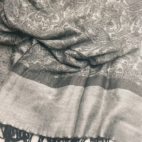 🌫️ Silver & Gray Pashmina Scarf – Handmade Elegance - Picture 4 of 8